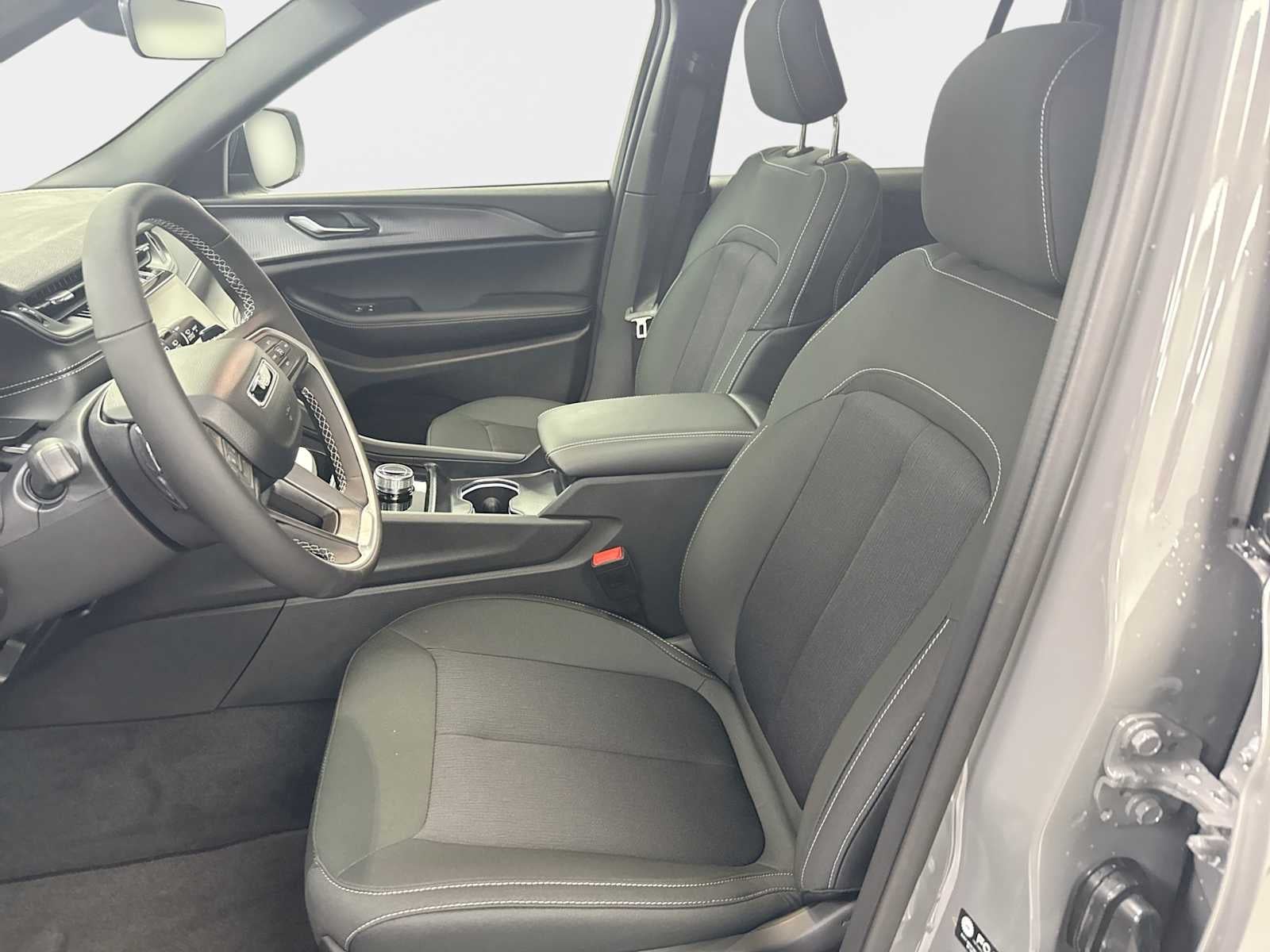 2027 Jeep Grand Cherokee GRAND CHEROKEE LAREDO X 4X4