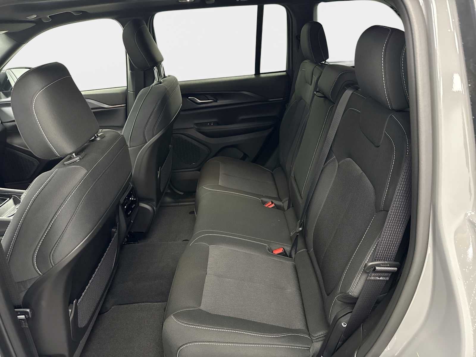 2027 Jeep Grand Cherokee GRAND CHEROKEE LAREDO X 4X4