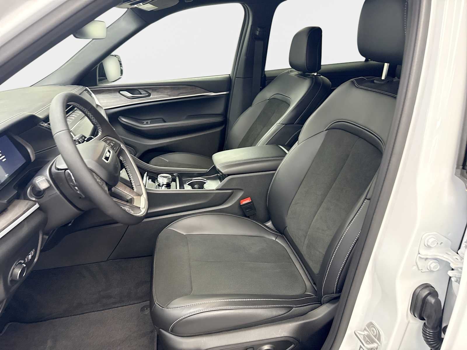 2027 Jeep Grand Cherokee L GRAND CHEROKEE L LAREDO ALTITUDE 4X4