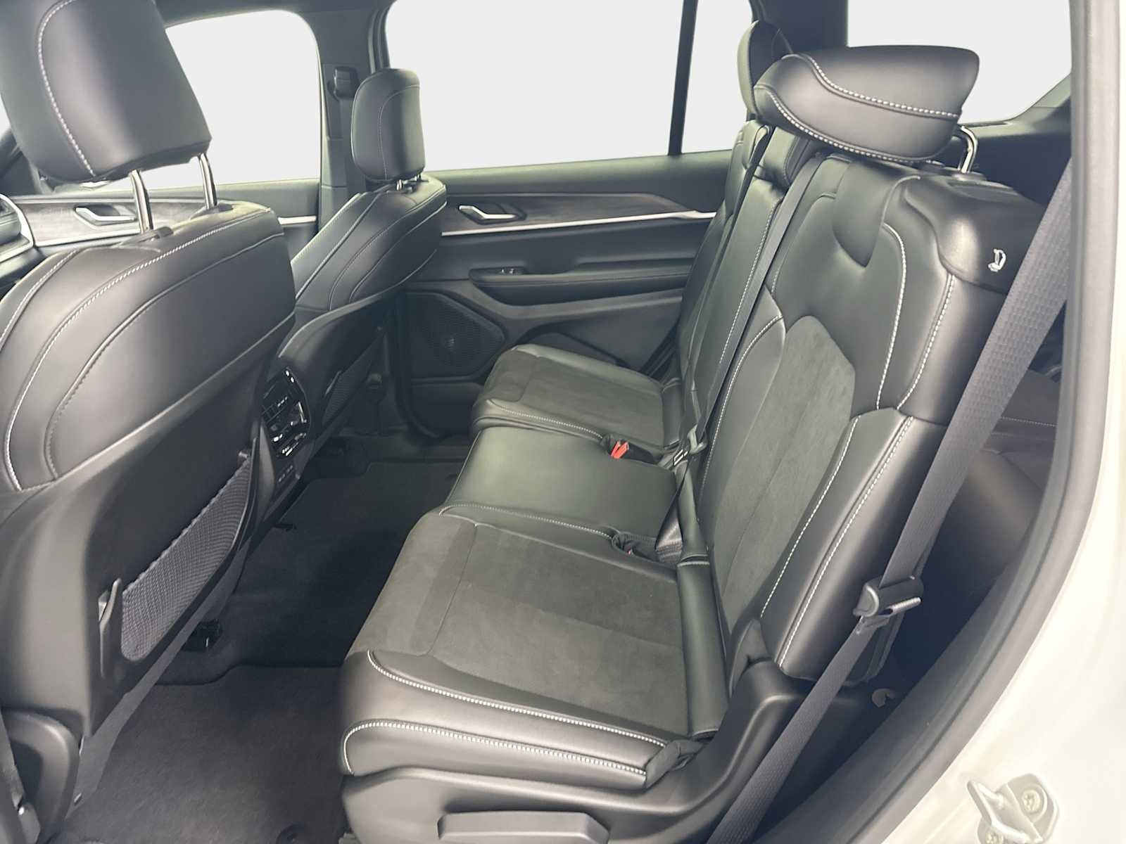 2027 Jeep Grand Cherokee L GRAND CHEROKEE L LAREDO ALTITUDE 4X4