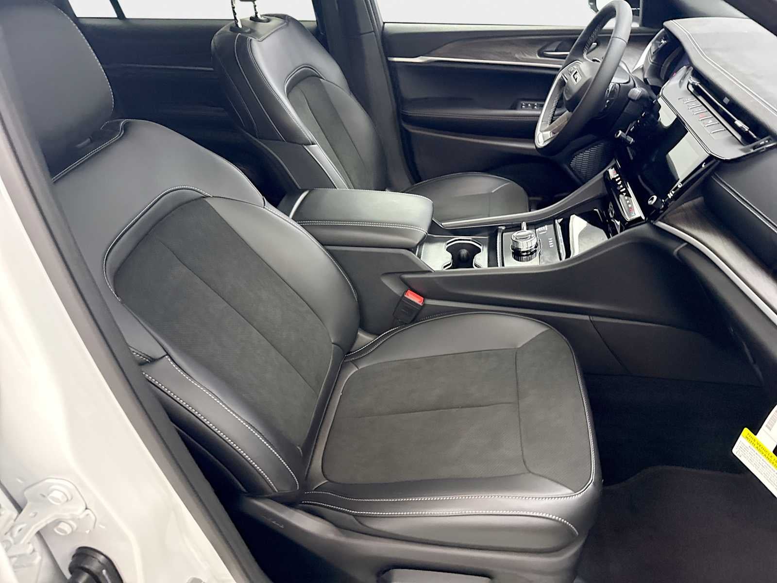 2027 Jeep Grand Cherokee L GRAND CHEROKEE L LAREDO ALTITUDE 4X4