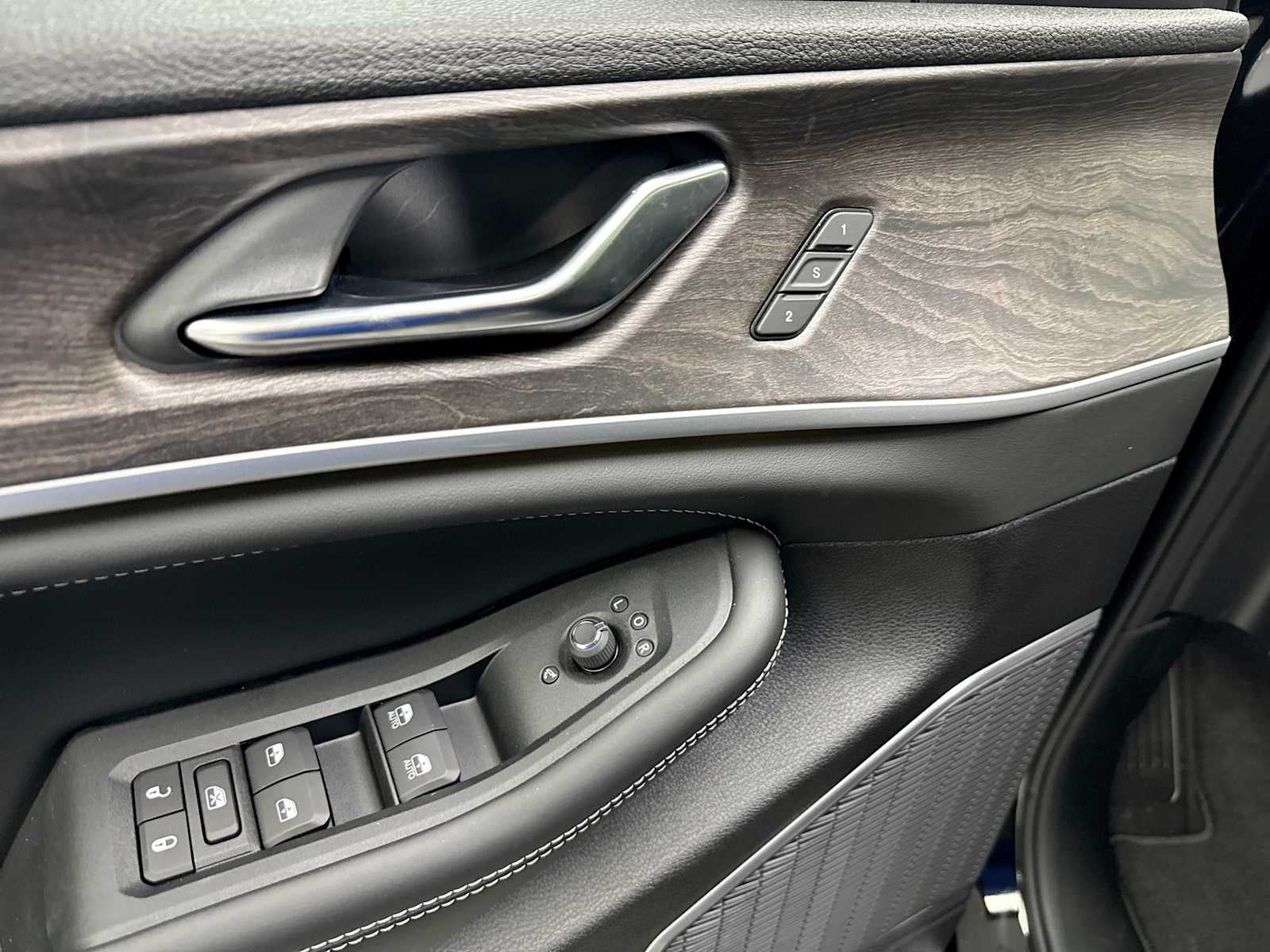 2027 Jeep Grand Cherokee L Limited Reserve