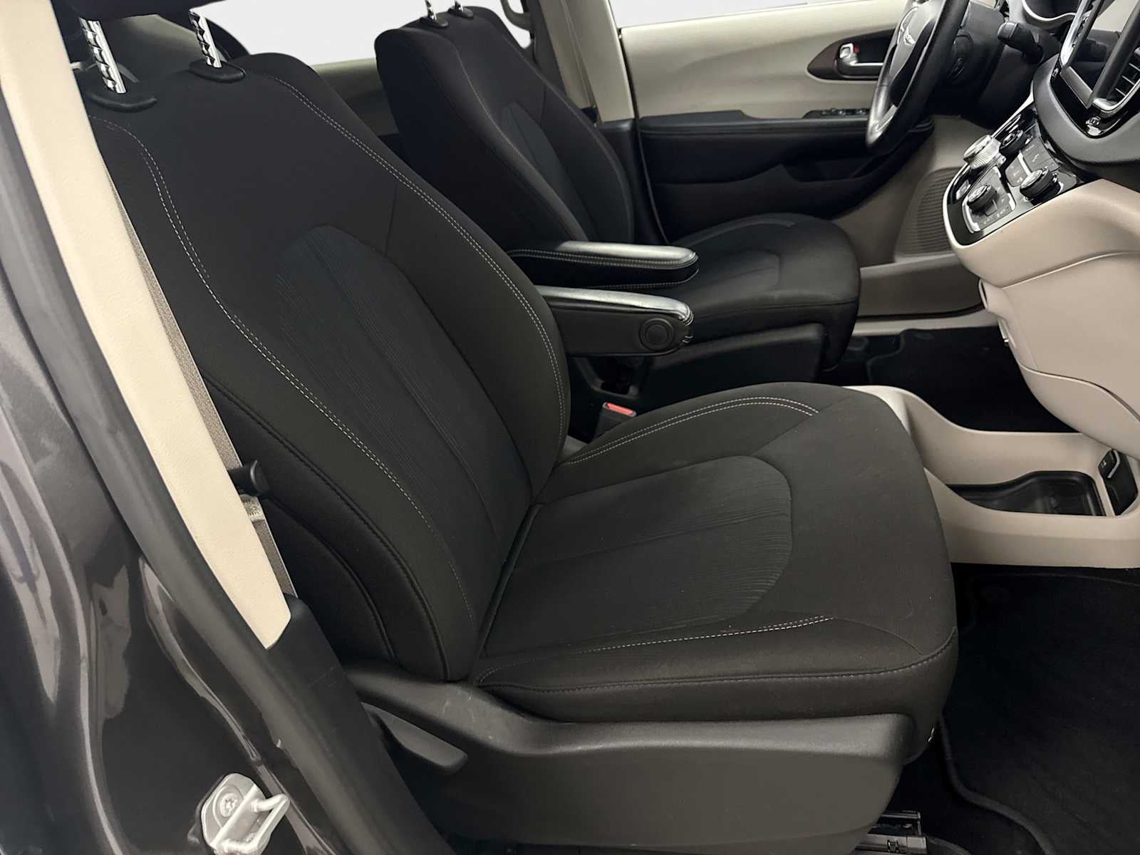 2021 Chrysler Voyager LX